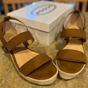 Women’s Scoop wedge sandal. Cognac. Size 8.